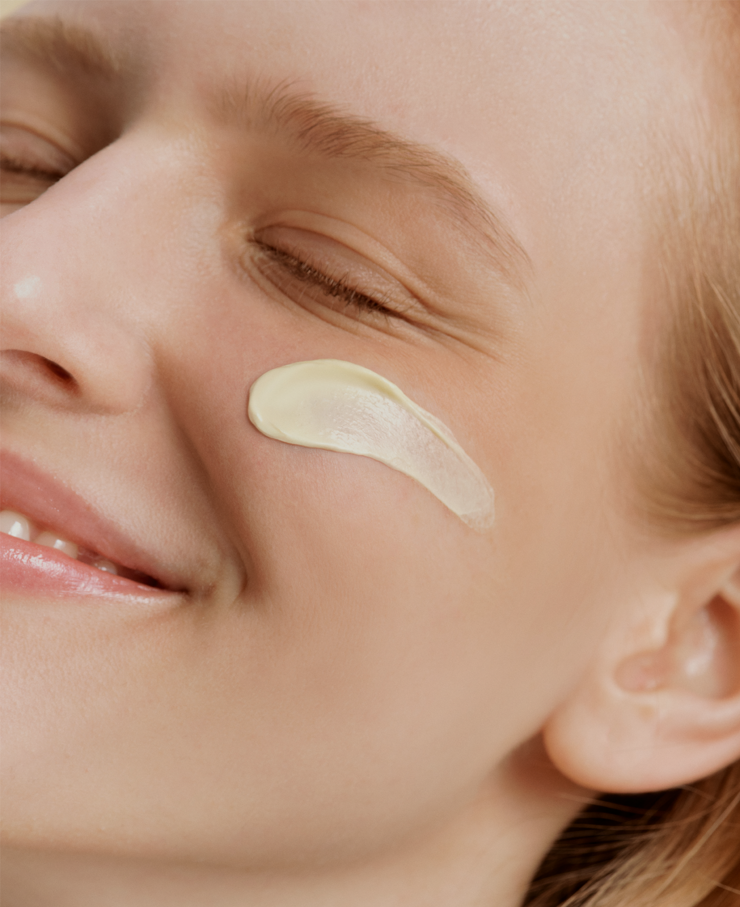 Krem rozświetlająco-nawilżający Glow